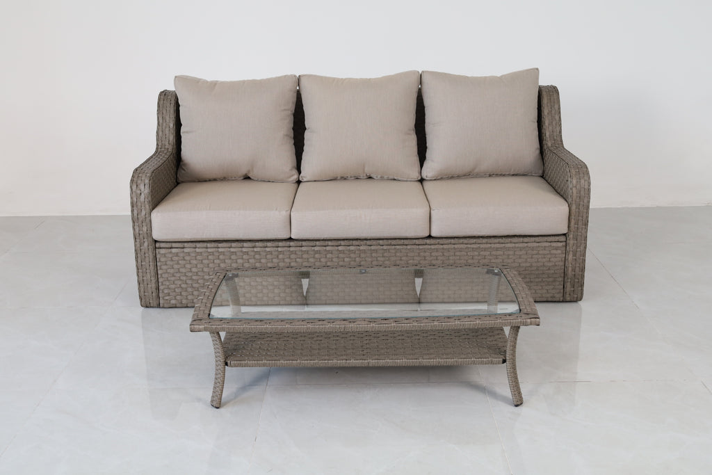 Premium 4-teiliges Outdoor-Rattansofa- und Couchtischset mit Glasplatte – 3-Sitzer Terrassencouch mit ultra-weichen beigen Kissen