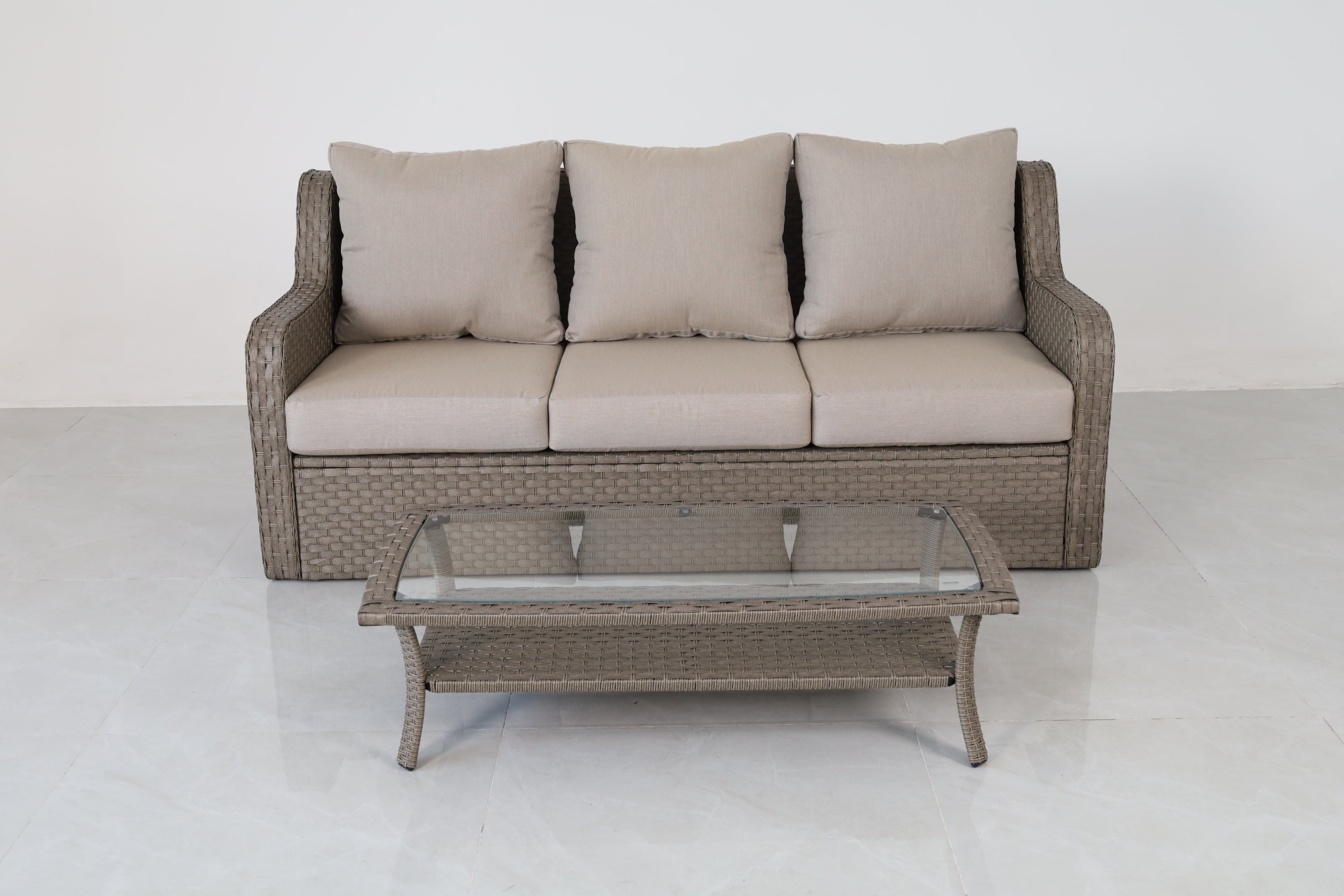 Premium 4-teiliges Outdoor-Rattansofa- und Couchtischset mit Glasplatte – 3-Sitzer Terrassencouch mit ultra-weichen beigen Kissen