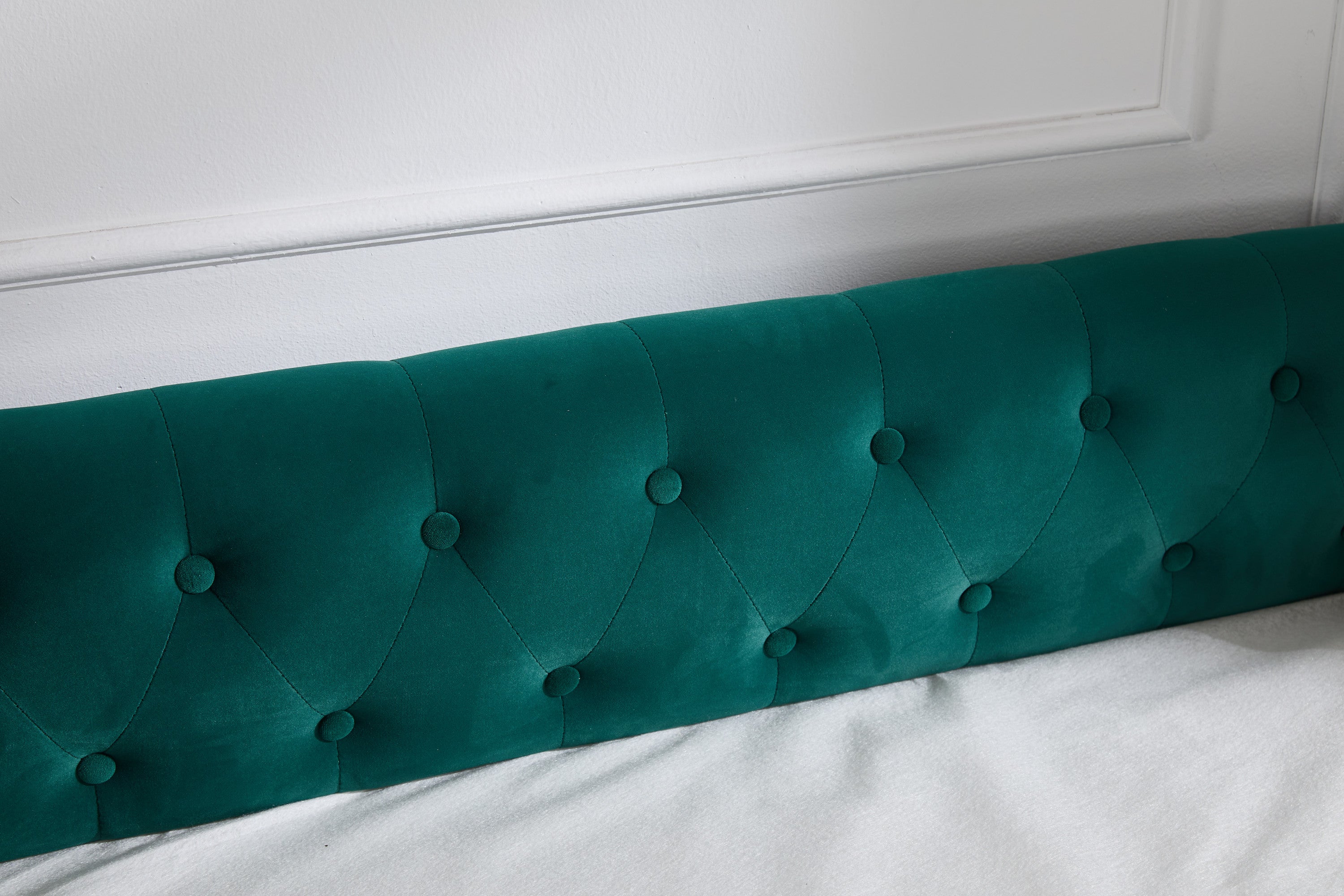 Twin Size Upholstered Daybed with Trundle,USB Port ,Side Pockets,Velvet Daybed with Button on Back and Piping on Waved Shape Arms for Bedroom Guest Room - Grand Goldman Shop