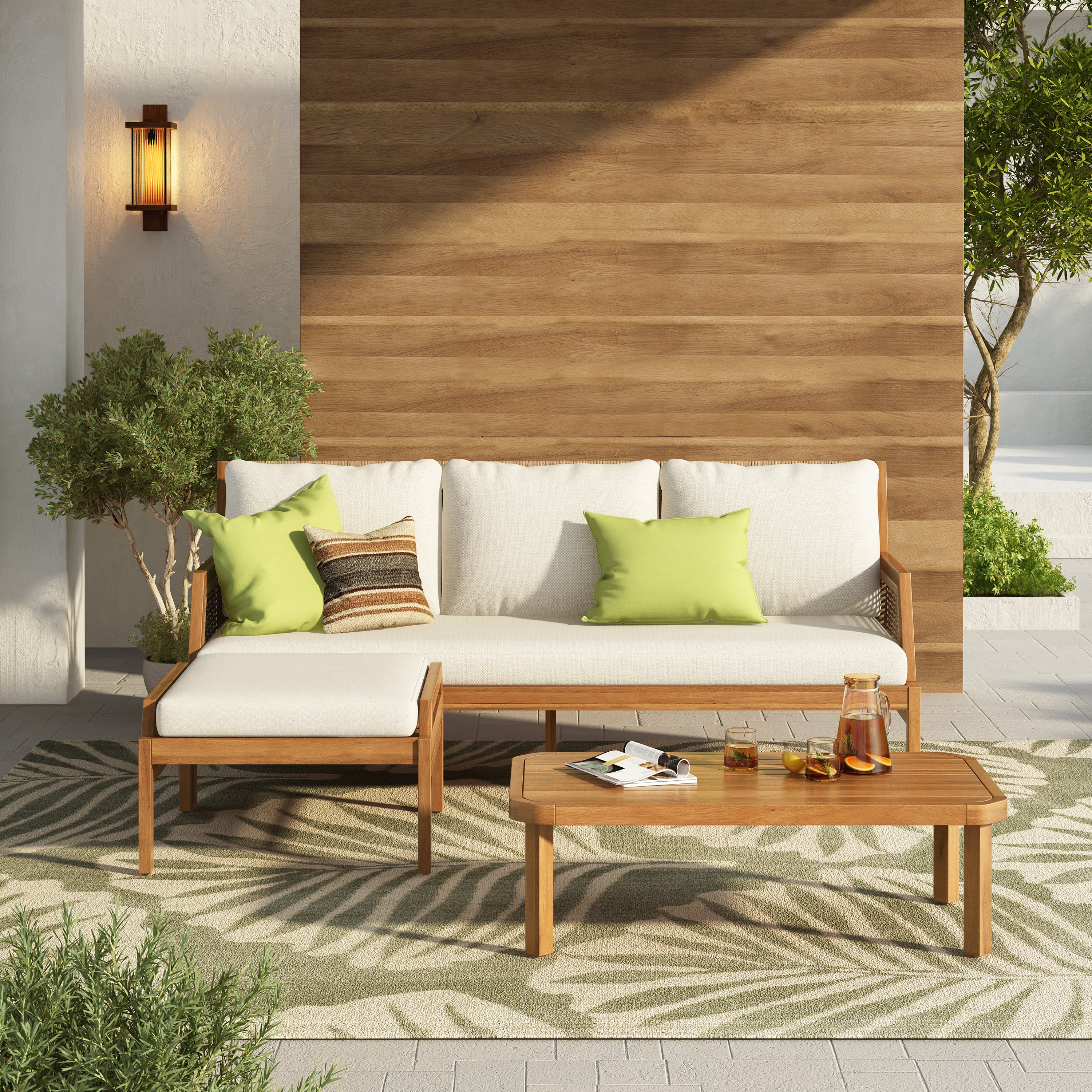 3-teiliges Gartenmöbel-Set aus Akazienholz, Loungemöbel-Set für den Außenbereich aus Polyrattan mit Couchtisch, 4-Sitzer-Sofa mit tiefer Sitzfläche und weichen Kissen für Garten, Terrasse, Teak & Mix Braun & Creme