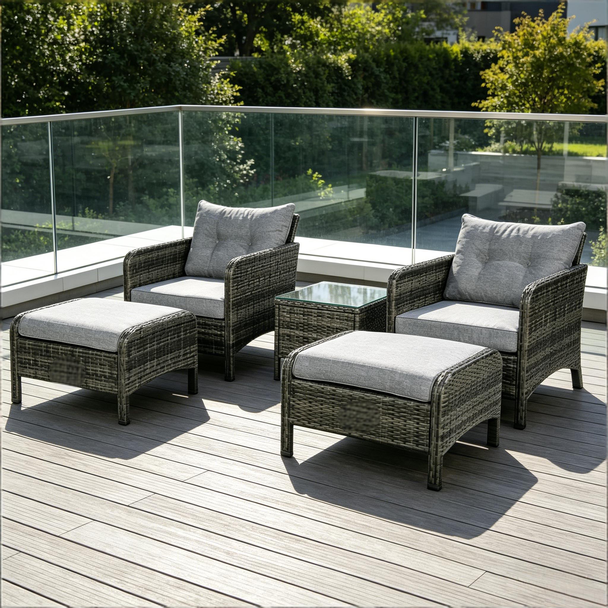 5-teiliges Rattan-Loungeset für den Außenbereich mit 2 gepolsterten Stühlen, 2 Hockern und einem Couchtisch mit gehärteter Glasplatte
