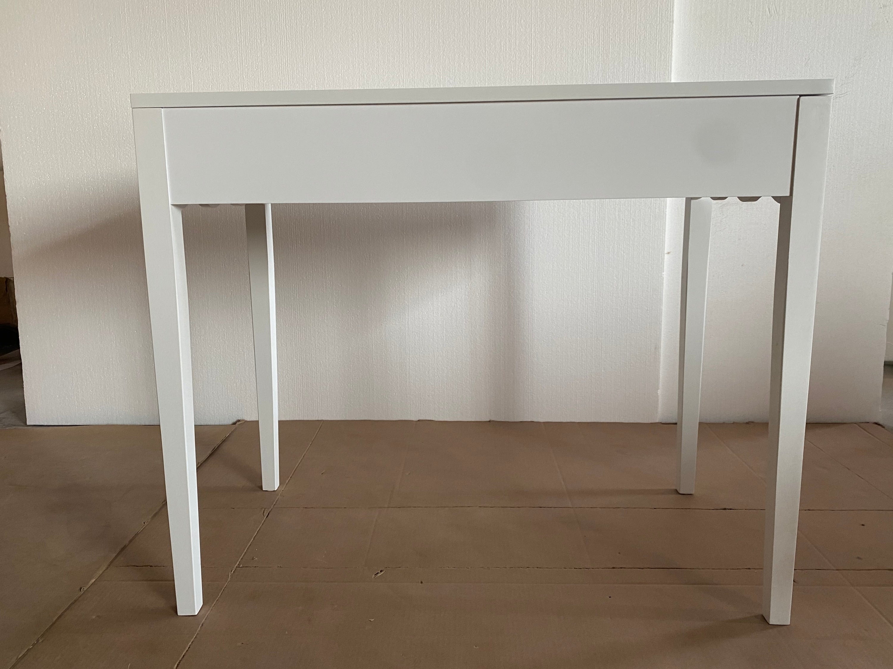 White 35.43' Vanity Desk with Drawer – Modern Makeup Table with Scalloped Front & Gold Knob, Compact Writing Desk with 4 Sturdy Legs for Bedroom, Small Home Office & Apartment Spaces - Grand Goldman Shop