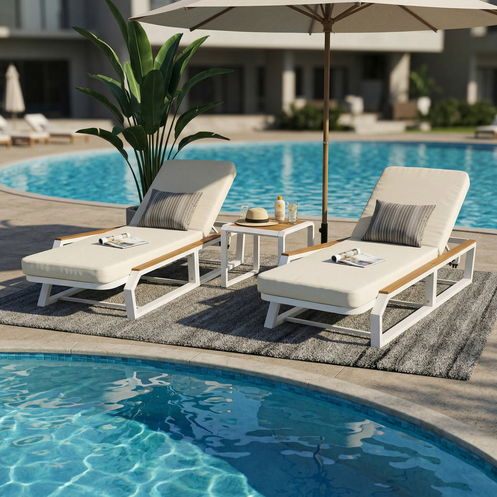 5-teiliges Outdoor-Liegen-Set, 2 verstellbare Relaxliegen mit 2 cremefarbenen Kissen + 1 Beistelltisch, Akzente aus Teakholz, weißer Eisenrahmen für Terrasse und Pool
