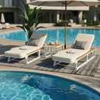 5-teiliges Outdoor-Liegen-Set, 2 verstellbare Relaxliegen mit 2 cremefarbenen Kissen + 1 Beistelltisch, Akzente aus Teakholz, weißer Eisenrahmen für Terrasse und Pool